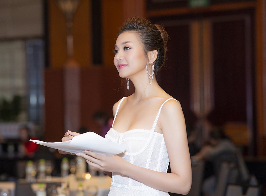 Siêu mẫu Thanh Hằng mặc váy cúp ngực siêu gợi cảm - ảnh 7