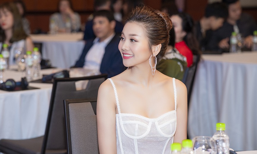 Siêu mẫu Thanh Hằng mặc váy cúp ngực siêu gợi cảm - ảnh 8