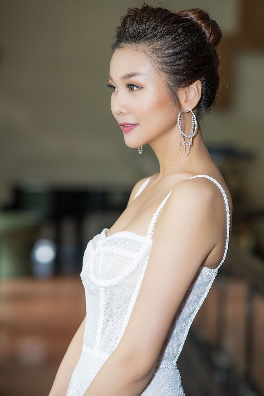 Siêu mẫu Thanh Hằng mặc váy cúp ngực siêu gợi cảm - ảnh 4