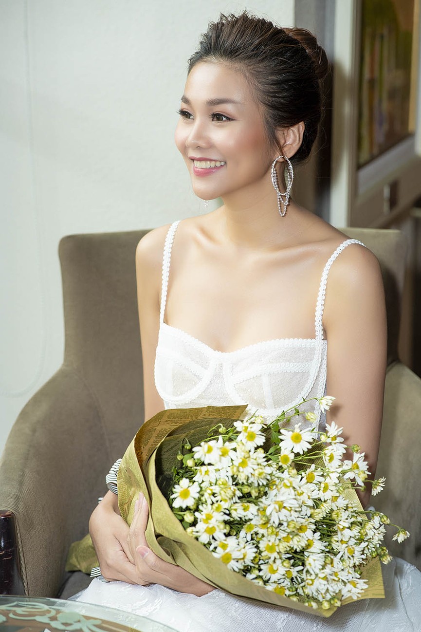 Siêu mẫu Thanh Hằng mặc váy cúp ngực siêu gợi cảm - ảnh 5