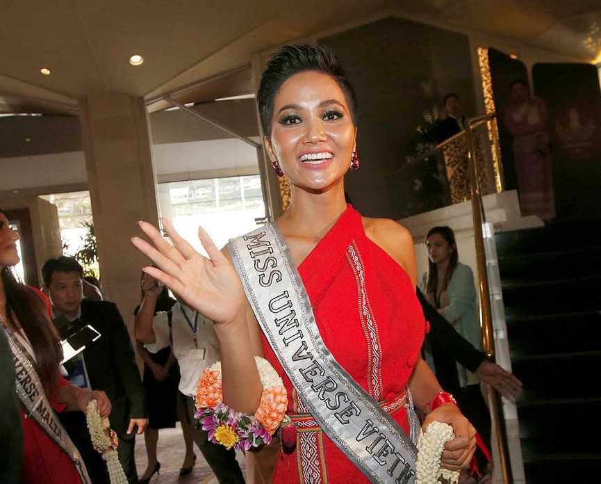H'Hen Niê thần thái rạng rỡ đọ sắc thí sinh Miss Universe ở Thái Lan - ảnh 1