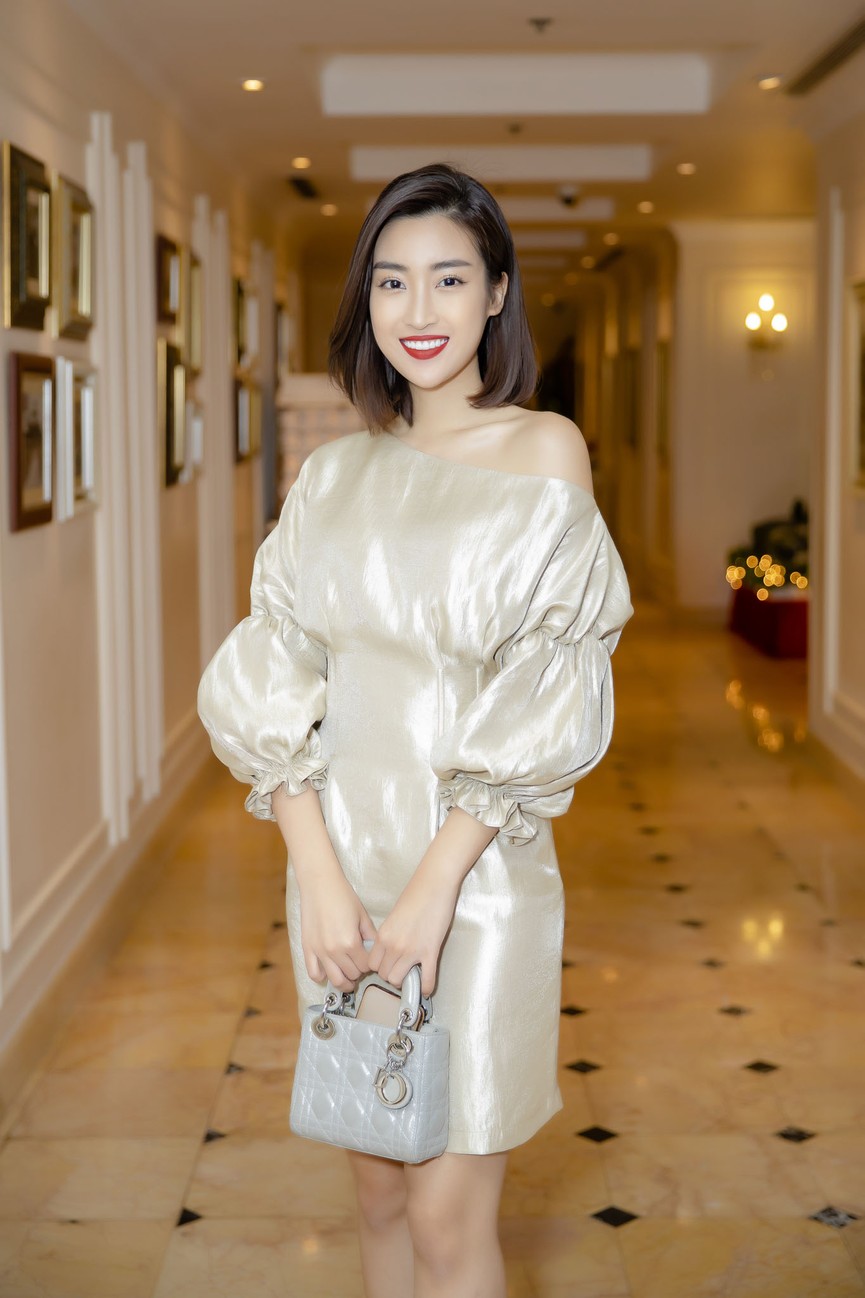 Hoa hậu Mỹ Linh khoe vai trần giữa giá rét, 'đọ sắc' Nguyễn Thị Loan - ảnh 3
