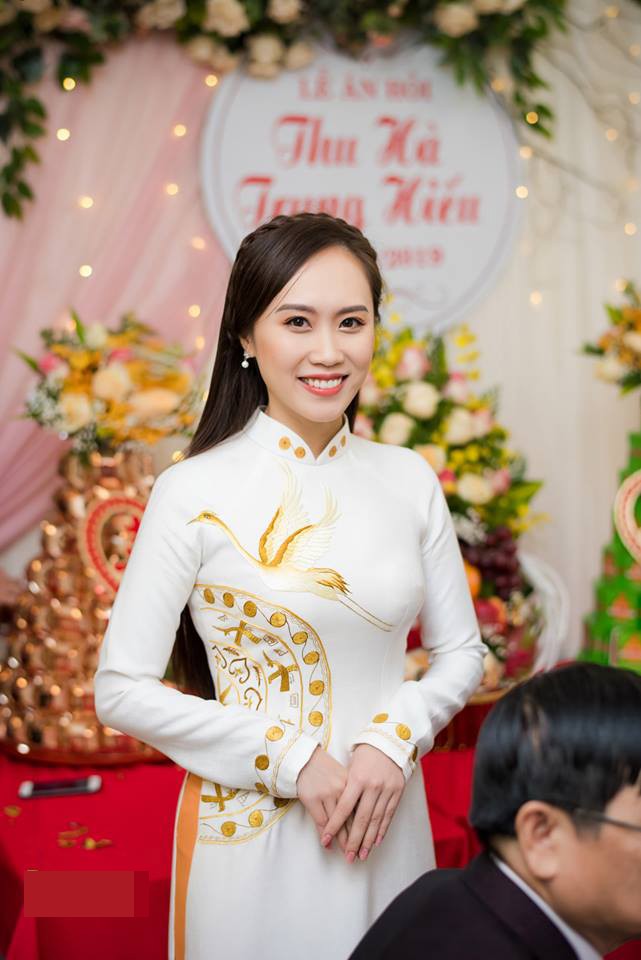 NSND Trung Hiếu và vợ 9X mặc áo dài đôi trong lễ ăn hỏi - ảnh 4