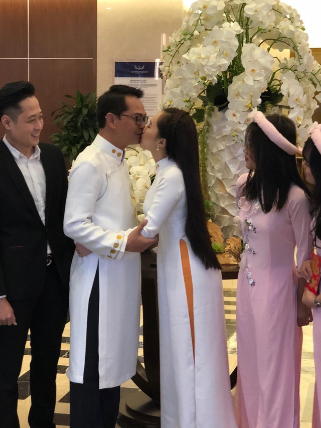 NSND Trung Hiếu và vợ 9X mặc áo dài đôi trong lễ ăn hỏi - ảnh 7