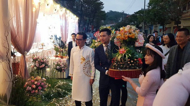 NSND Trung Hiếu và vợ 9X mặc áo dài đôi trong lễ ăn hỏi - ảnh 1