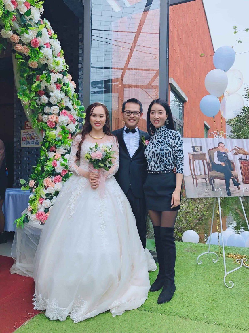 NSND Trung Hiếu ngượng ngùng khi được yêu cầu hôn vợ 9X trong hôn lễ - ảnh 3