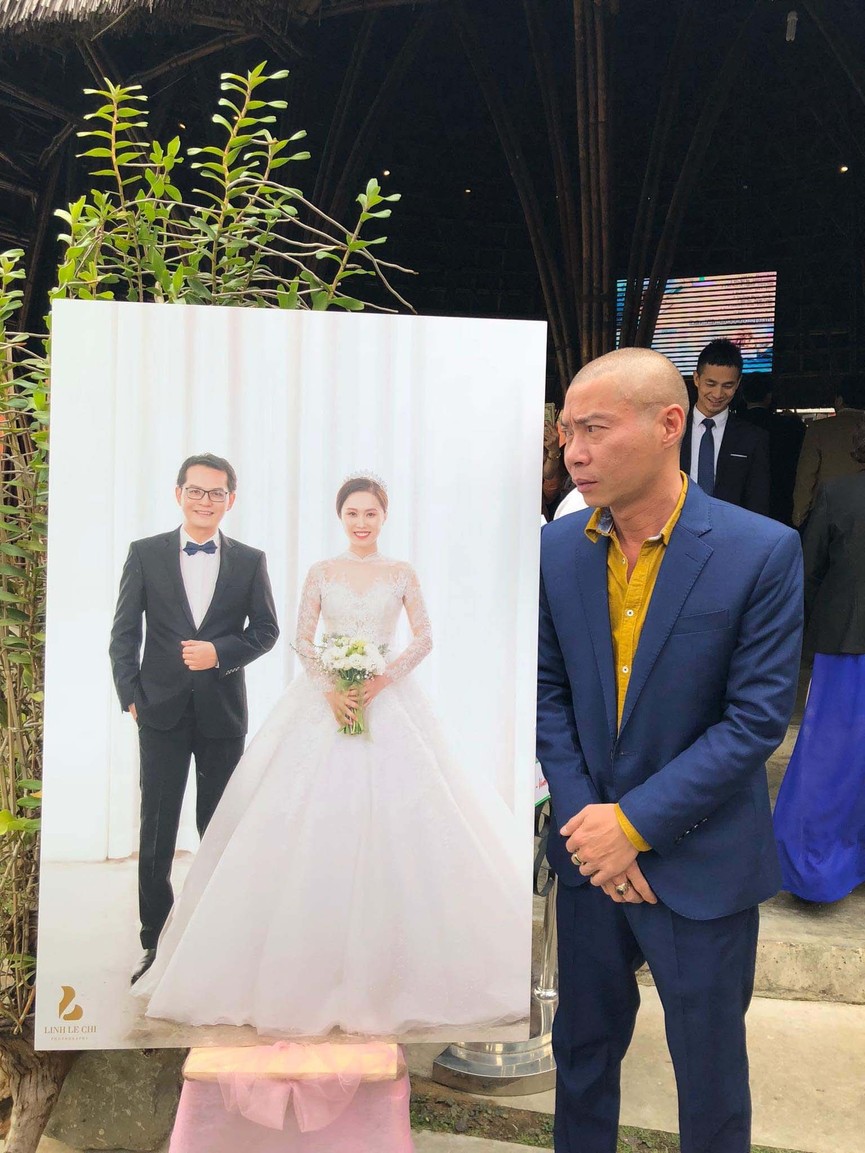 NSND Trung Hiếu ngượng ngùng khi được yêu cầu hôn vợ 9X trong hôn lễ - ảnh 4