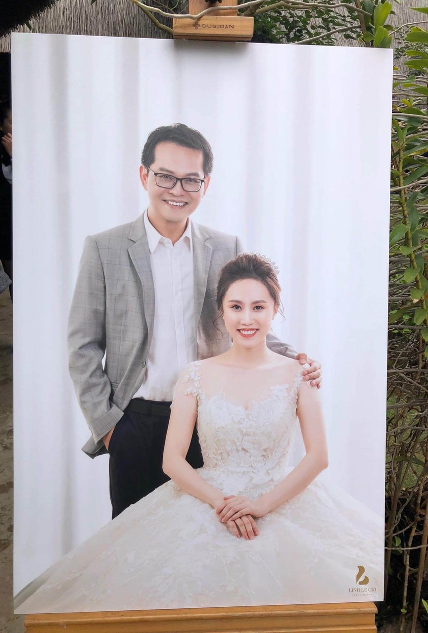 NSND Trung Hiếu ngượng ngùng khi được yêu cầu hôn vợ 9X trong hôn lễ - ảnh 6