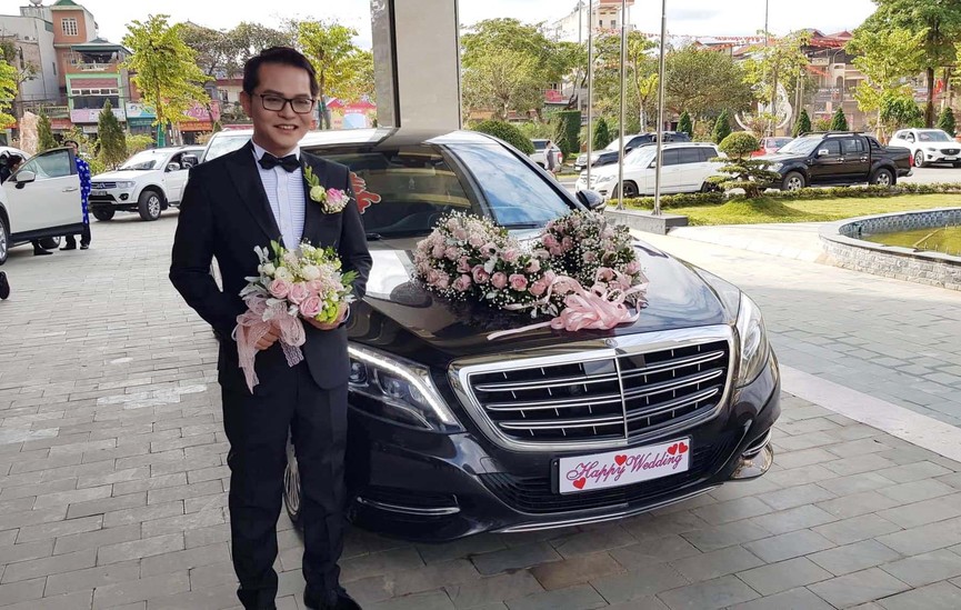 NSND Trung Hiếu ngượng ngùng khi được yêu cầu hôn vợ 9X trong hôn lễ - ảnh 1