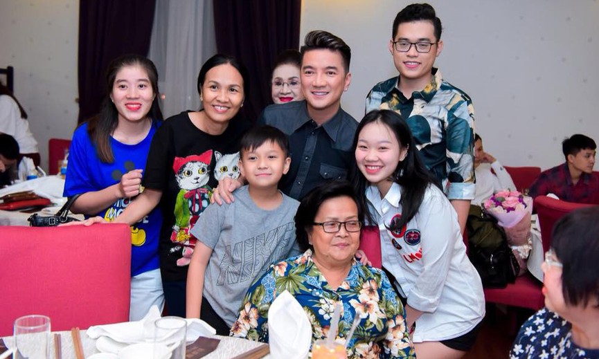 Mr. Đàm tổ chức sinh nhật hoành tráng cho mẹ ruột sau ồn ào nợ nần - ảnh 2