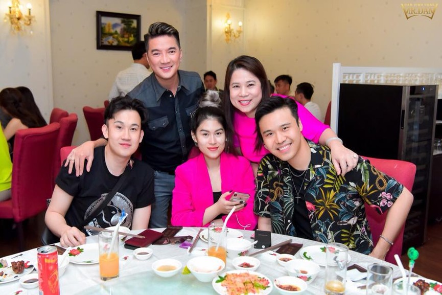 Mr. Đàm tổ chức sinh nhật hoành tráng cho mẹ ruột sau ồn ào nợ nần - ảnh 3