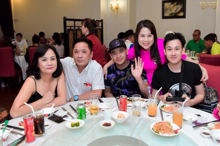 Mr. Đàm tổ chức sinh nhật hoành tráng cho mẹ ruột sau ồn ào nợ nần - ảnh 8