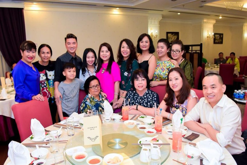Mr. Đàm tổ chức sinh nhật hoành tráng cho mẹ ruột sau ồn ào nợ nần - ảnh 10