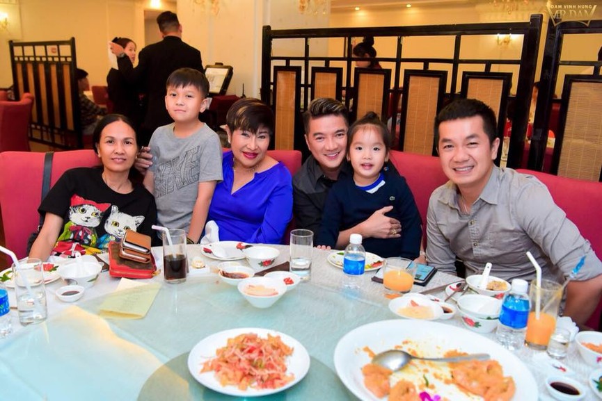 Mr. Đàm tổ chức sinh nhật hoành tráng cho mẹ ruột sau ồn ào nợ nần - ảnh 11