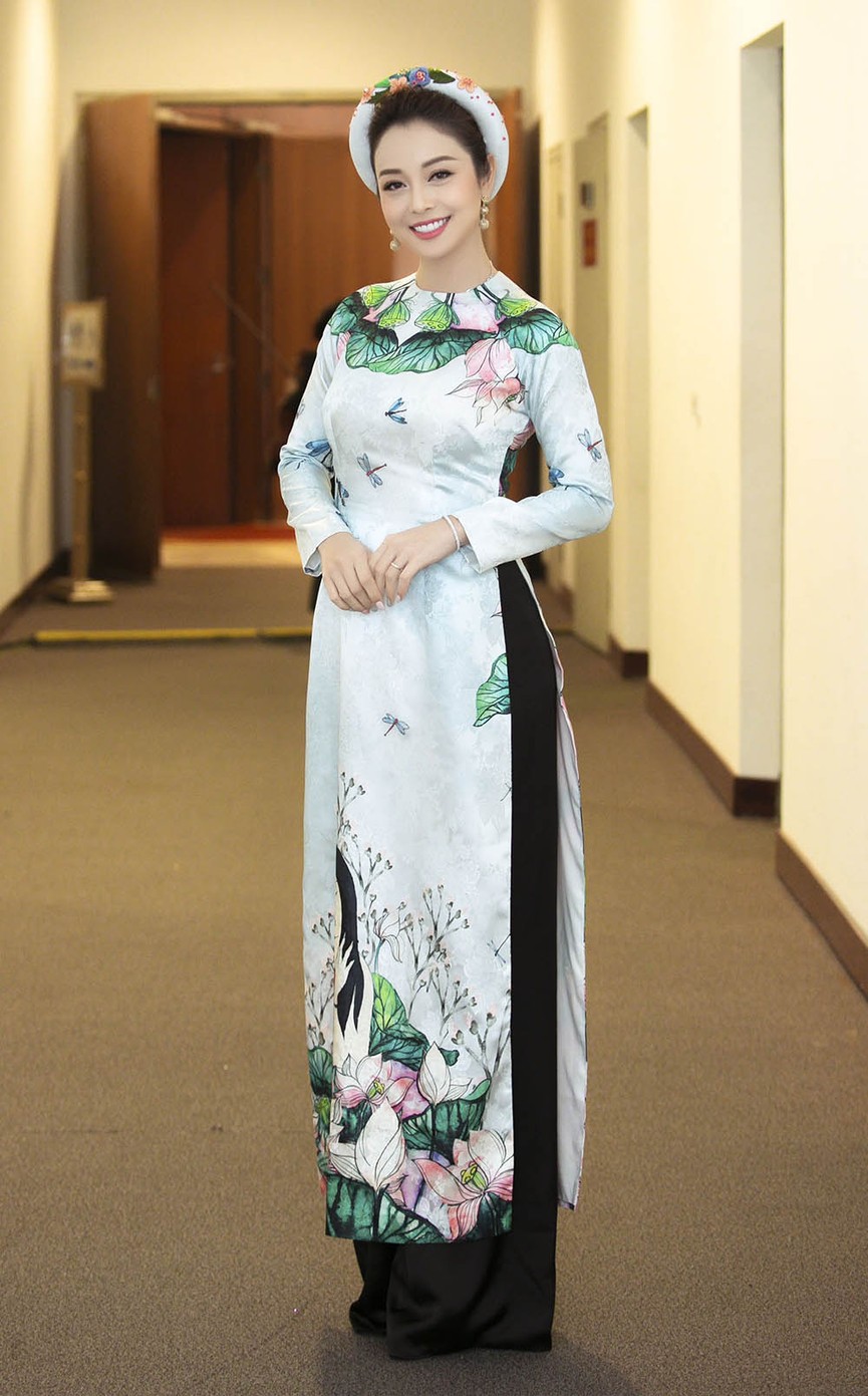 Jennifer Phạm mặc áo dài Tết, rạng rỡ hội ngộ chồng cũ Quang Dũng - ảnh 1