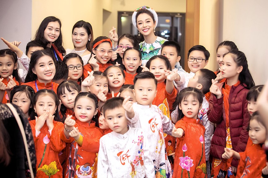 Jennifer Phạm mặc áo dài Tết, rạng rỡ hội ngộ chồng cũ Quang Dũng - ảnh 6