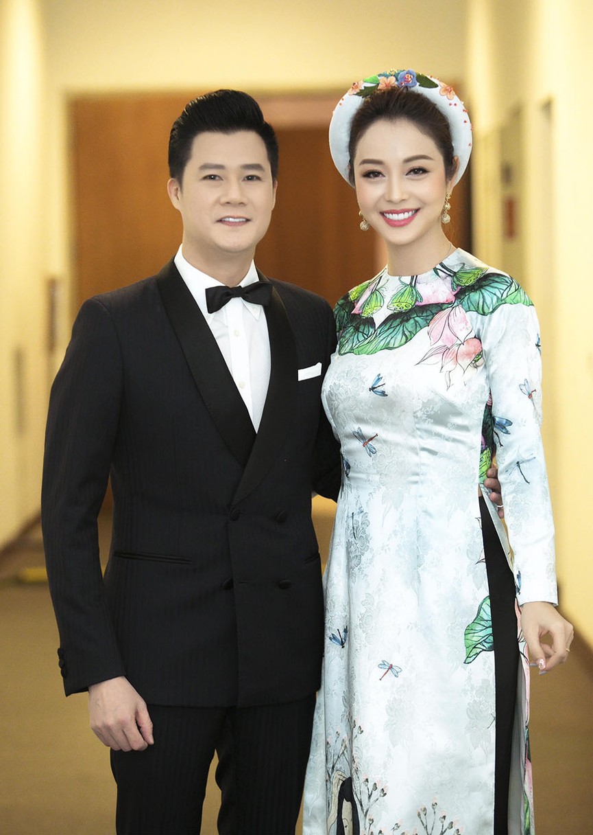 Jennifer Phạm mặc áo dài Tết, rạng rỡ hội ngộ chồng cũ Quang Dũng - ảnh 9