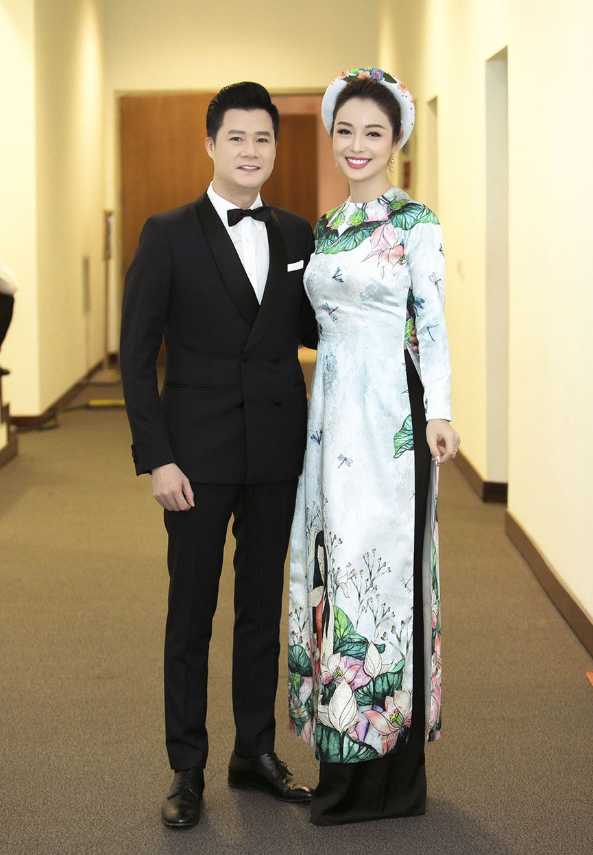 Jennifer Phạm mặc áo dài Tết, rạng rỡ hội ngộ chồng cũ Quang Dũng - ảnh 10
