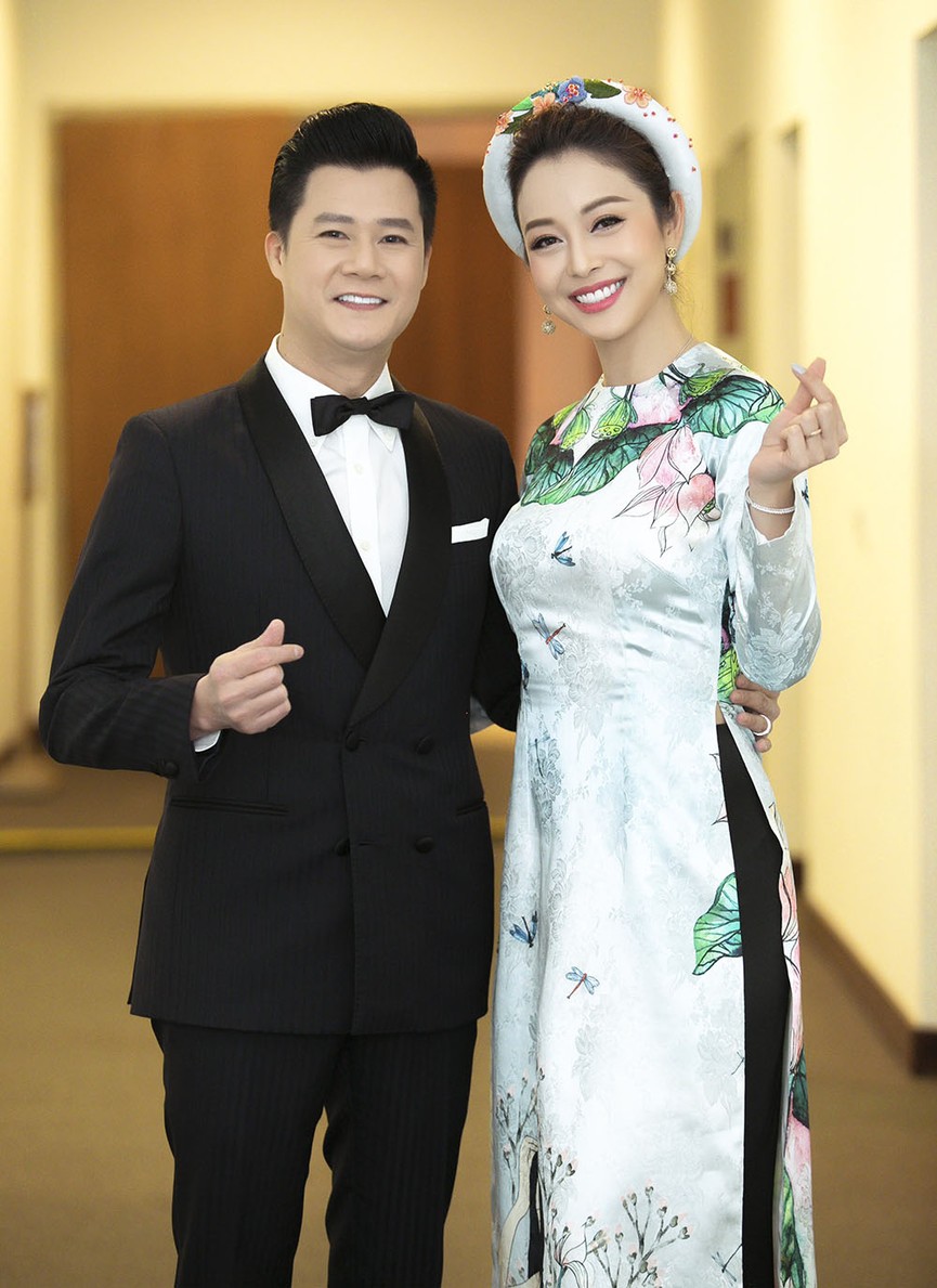 Jennifer Phạm mặc áo dài Tết, rạng rỡ hội ngộ chồng cũ Quang Dũng - ảnh 11