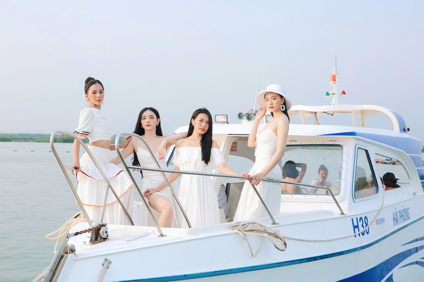 Thí sinh HHVN mặc váy rực rỡ sắc màu, khoe dáng quyến rũ trên du thuyền - ảnh 9