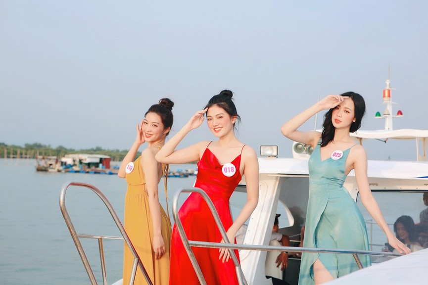 Thí sinh HHVN mặc váy rực rỡ sắc màu, khoe dáng quyến rũ trên du thuyền - ảnh 10