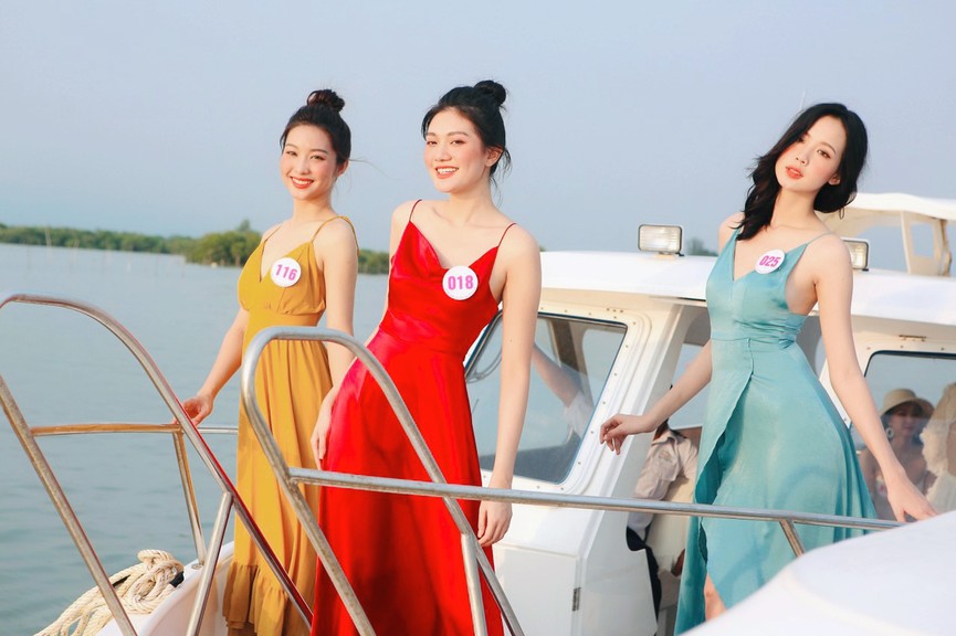 Thí sinh HHVN mặc váy rực rỡ sắc màu, khoe dáng quyến rũ trên du thuyền - ảnh 11