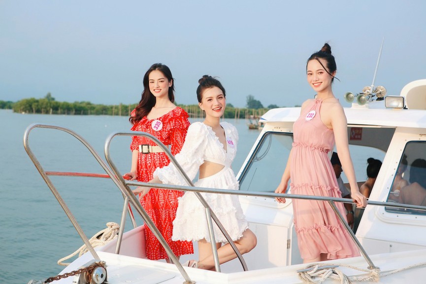 Thí sinh HHVN mặc váy rực rỡ sắc màu, khoe dáng quyến rũ trên du thuyền - ảnh 12