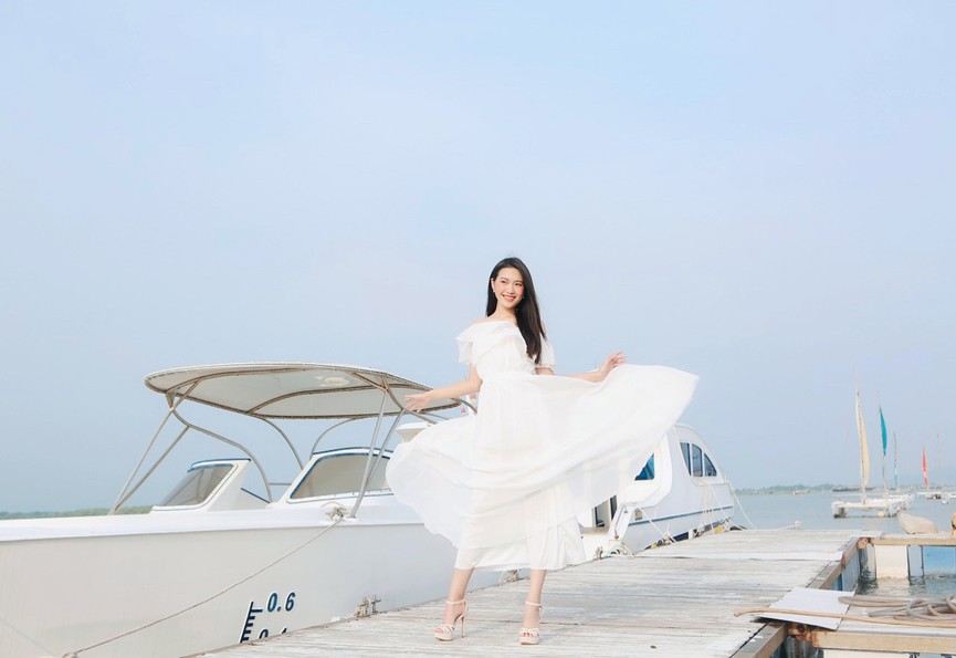 Thí sinh HHVN mặc váy rực rỡ sắc màu, khoe dáng quyến rũ trên du thuyền - ảnh 8