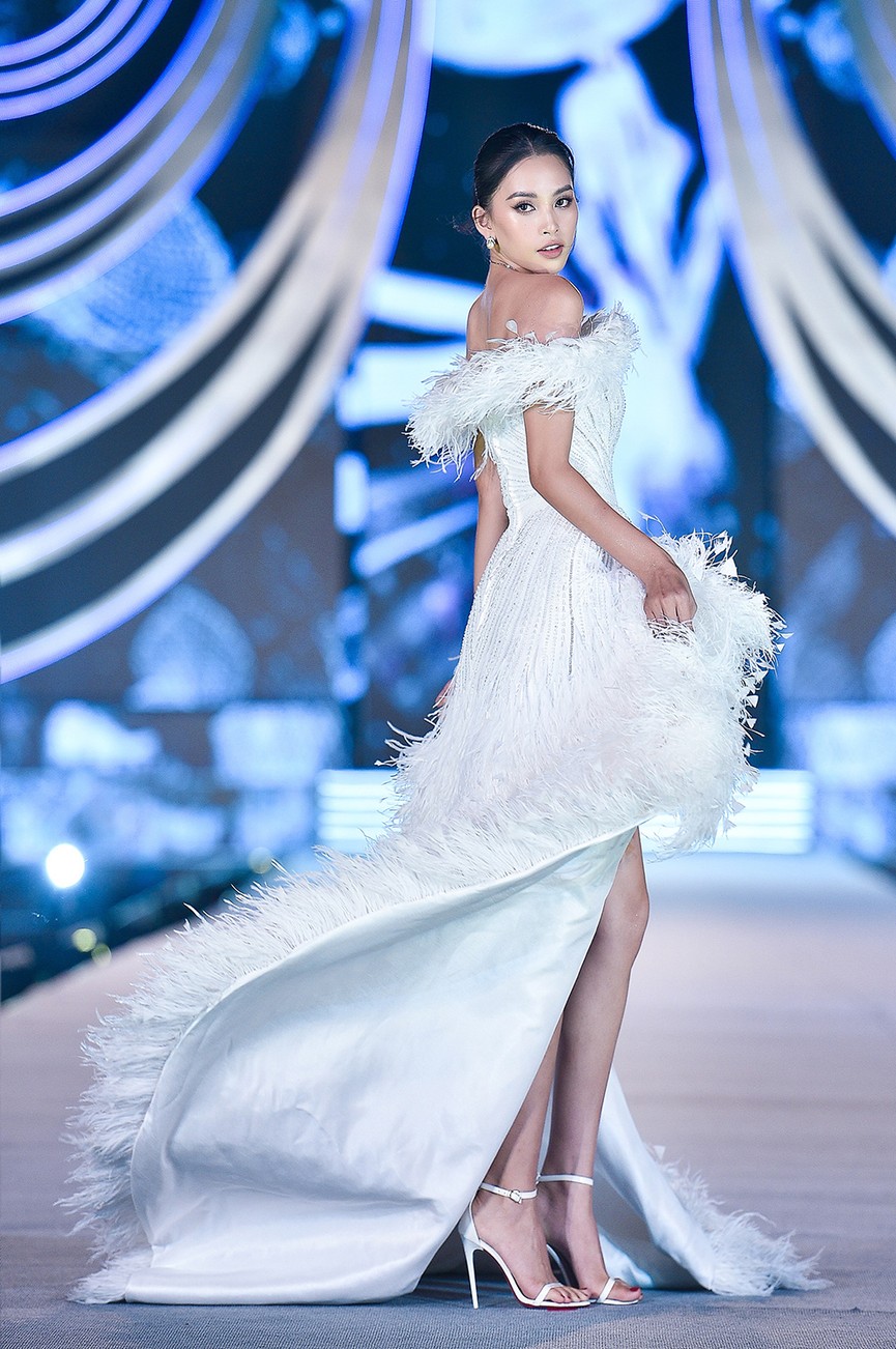 Hoa hậu Đỗ Mỹ Linh, Tiểu Vy, Kỳ Duyên 'đọ' catwalk điêu luyện trên sàn runway dài 40m - ảnh 3