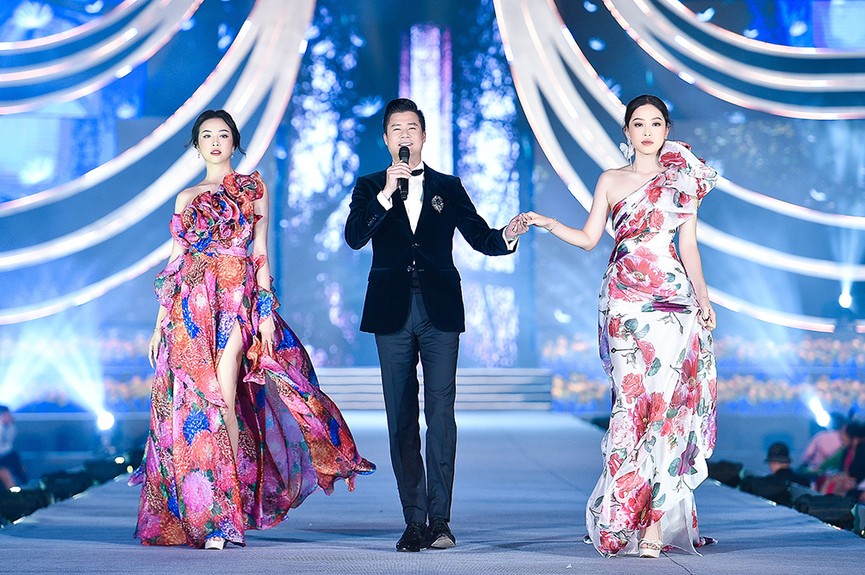 Hoa hậu Đỗ Mỹ Linh, Tiểu Vy, Kỳ Duyên 'đọ' catwalk điêu luyện trên sàn runway dài 40m - ảnh 6