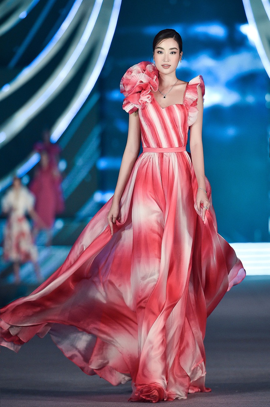 Hoa hậu Đỗ Mỹ Linh, Tiểu Vy, Kỳ Duyên 'đọ' catwalk điêu luyện trên sàn runway dài 40m - ảnh 7