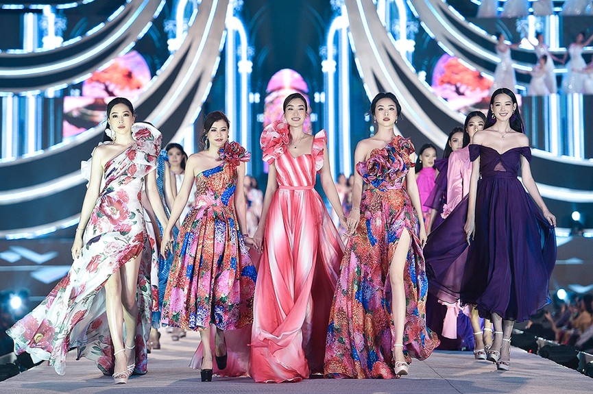 Hoa hậu Đỗ Mỹ Linh, Tiểu Vy, Kỳ Duyên 'đọ' catwalk điêu luyện trên sàn runway dài 40m - ảnh 9