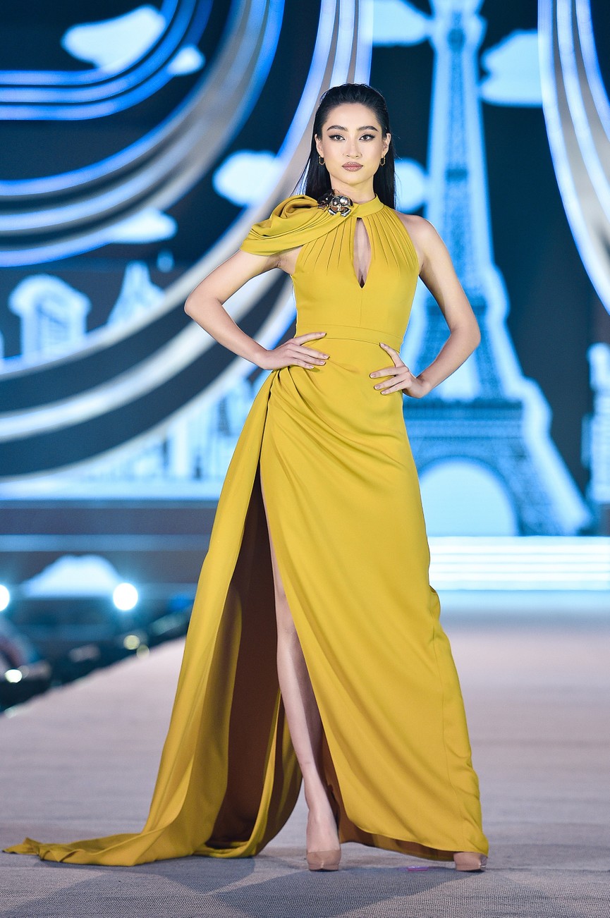 Hoa hậu Đỗ Mỹ Linh, Tiểu Vy, Kỳ Duyên 'đọ' catwalk điêu luyện trên sàn runway dài 40m - ảnh 10
