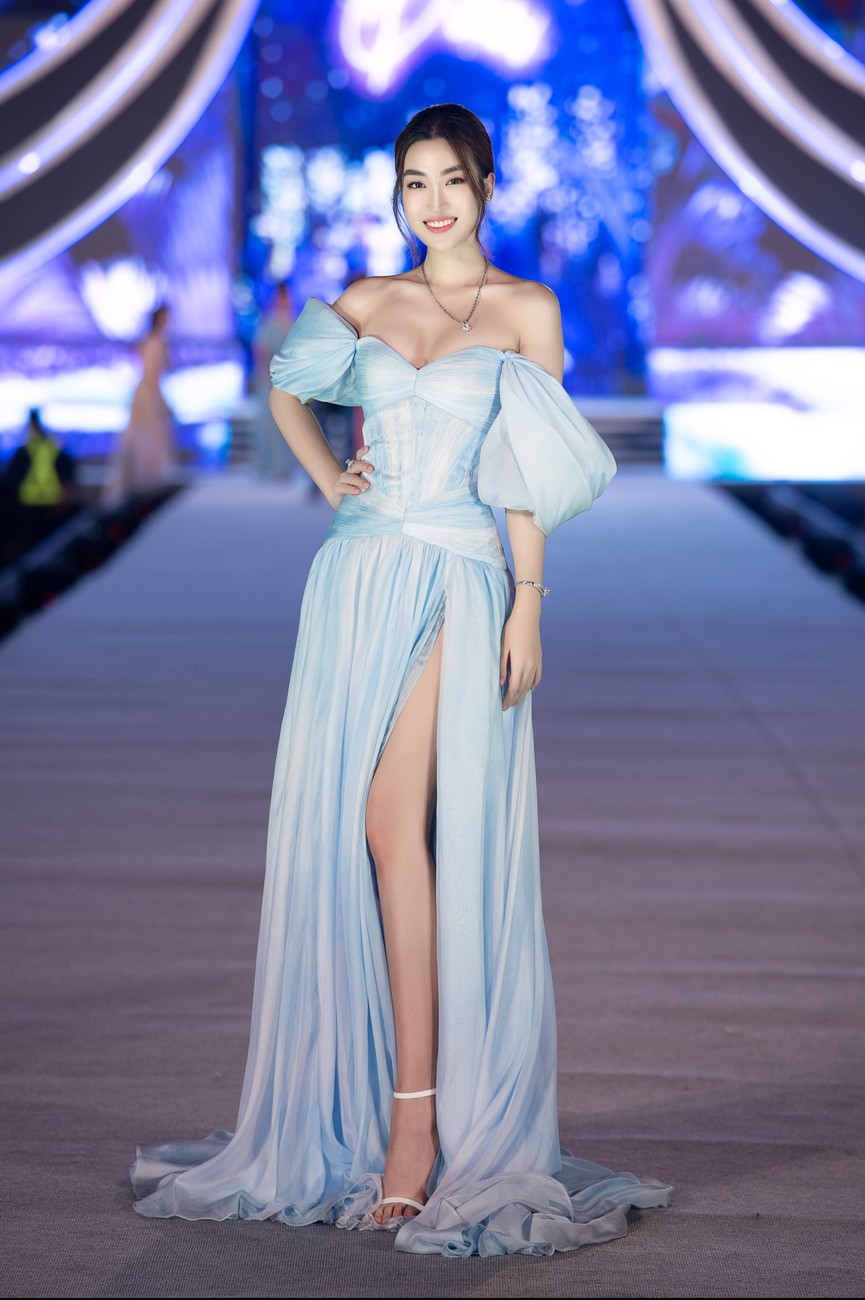 Tiểu Vy, Đỗ Mỹ Linh, Thuỵ Vân diện váy áo nóng bỏng trong đêm thi Người đẹp Biển - ảnh 5