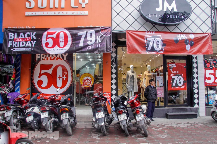 Trước Black Friday, các cửa hàng Hà Nội đồng loạt tung khuyến mãi - ảnh 1