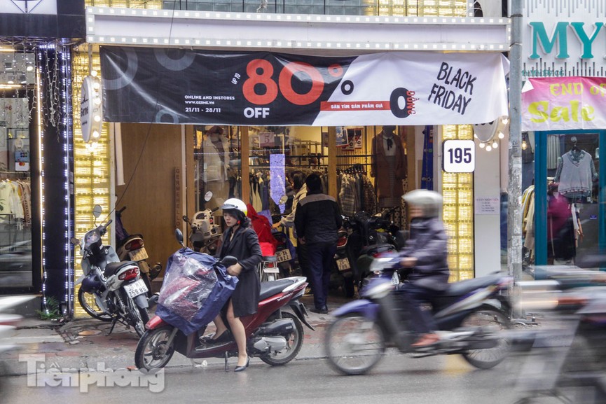Trước Black Friday, các cửa hàng Hà Nội đồng loạt tung khuyến mãi - ảnh 3