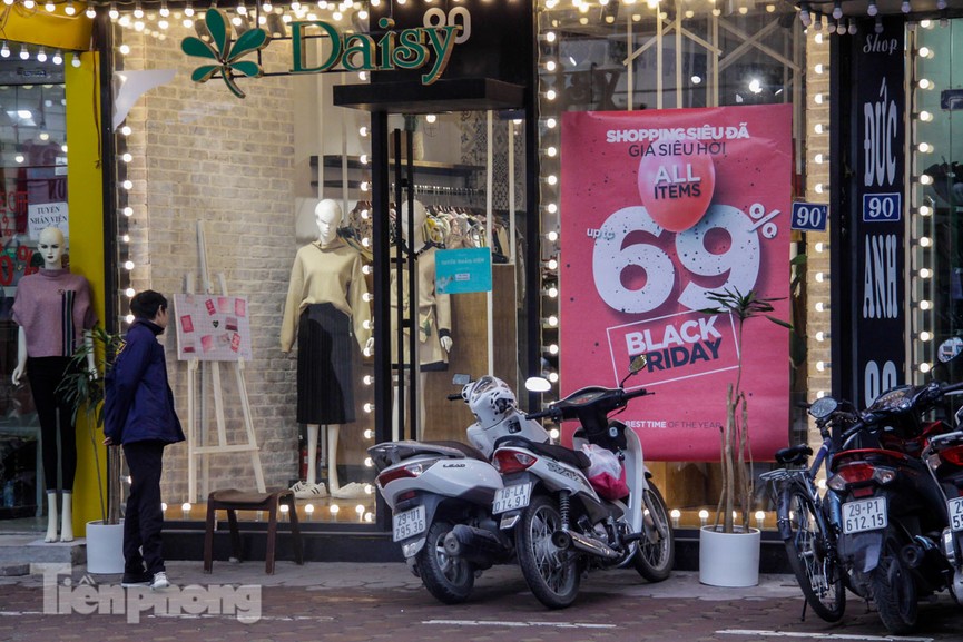 Trước Black Friday, các cửa hàng Hà Nội đồng loạt tung khuyến mãi - ảnh 4