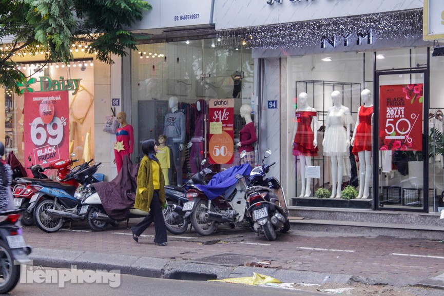 Trước Black Friday, các cửa hàng Hà Nội đồng loạt tung khuyến mãi - ảnh 9