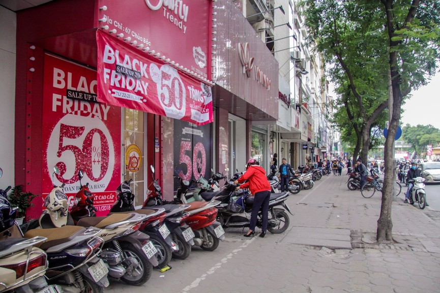 Khuyến mãi khủng, phố mua sắm Hà Nội vẫn ảm đạm ngày Black Friday - ảnh 1
