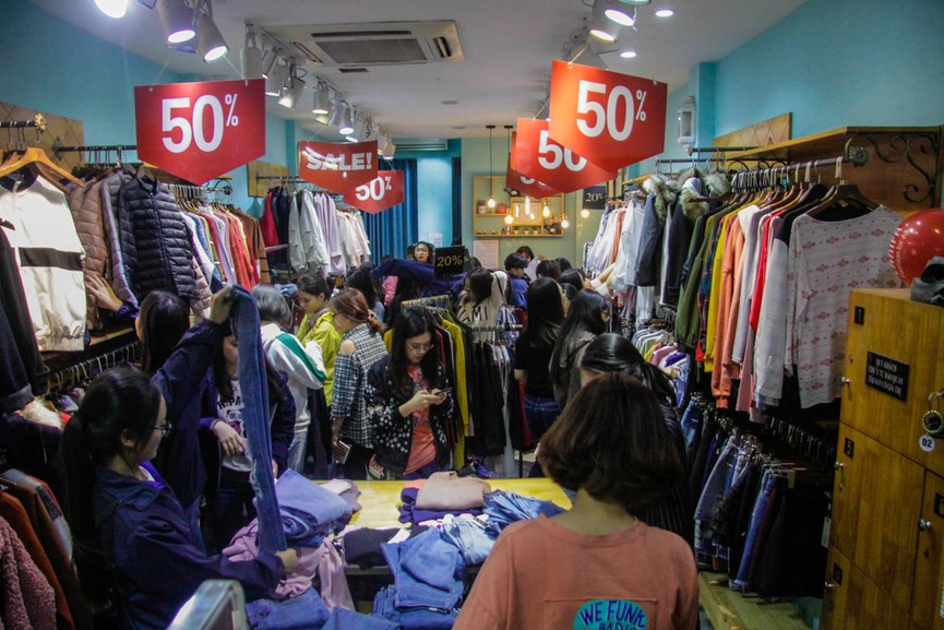 Chen chân mua sắm trên phố Hà Nội ngày Black Friday - ảnh 10
