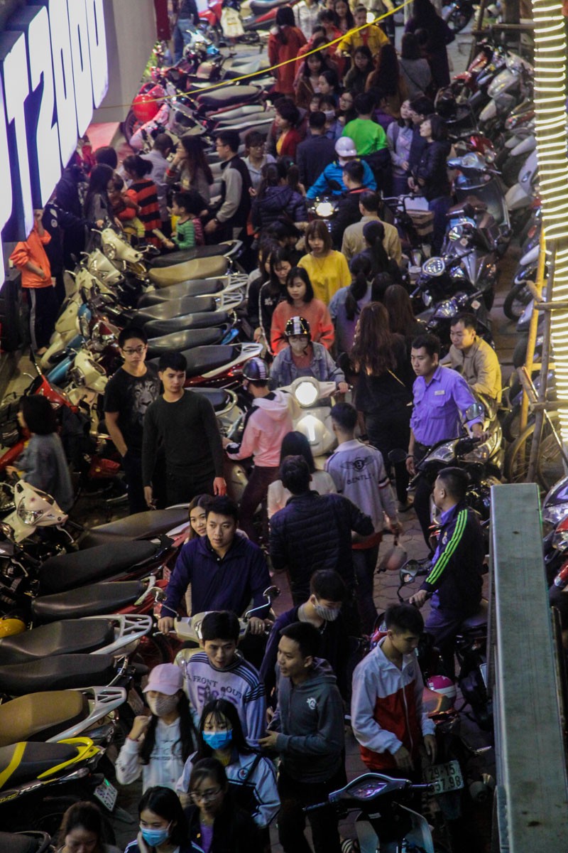 Chen chân mua sắm trên phố Hà Nội ngày Black Friday - ảnh 12