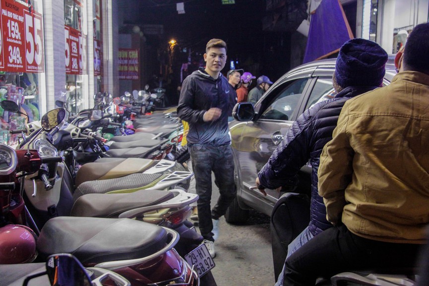 Chen chân mua sắm trên phố Hà Nội ngày Black Friday - ảnh 14