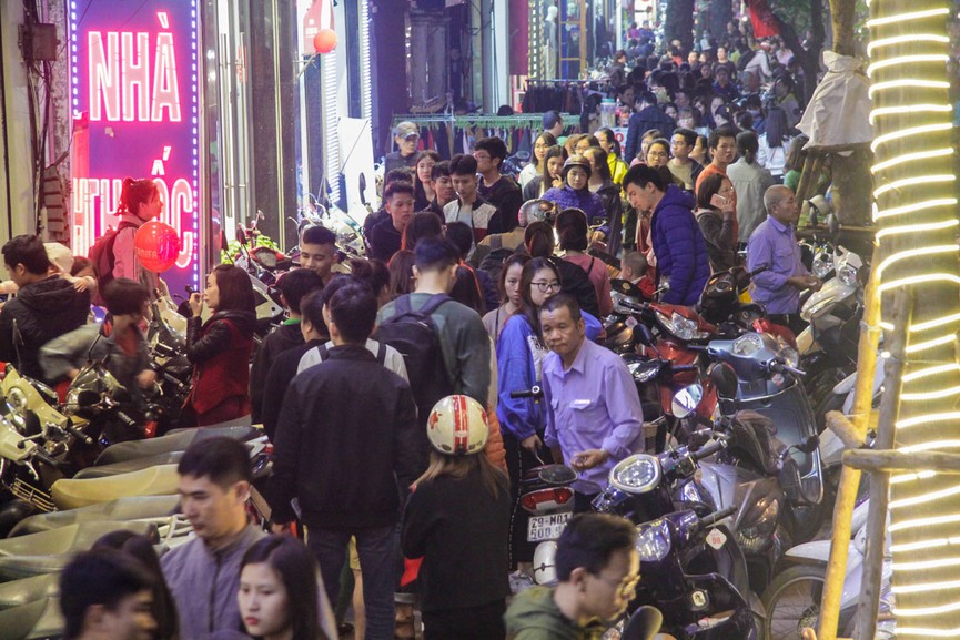 Chen chân mua sắm trên phố Hà Nội ngày Black Friday - ảnh 1