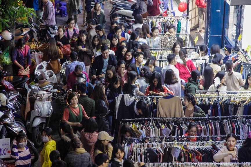 Chen chân mua sắm trên phố Hà Nội ngày Black Friday - ảnh 2
