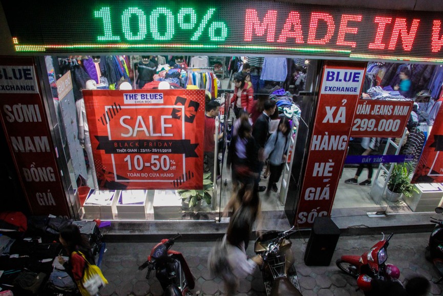 Chen chân mua sắm trên phố Hà Nội ngày Black Friday - ảnh 3
