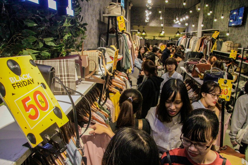Chen chân mua sắm trên phố Hà Nội ngày Black Friday - ảnh 4