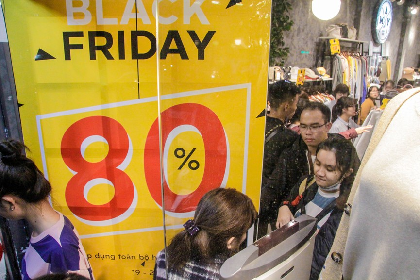 Chen chân mua sắm trên phố Hà Nội ngày Black Friday - ảnh 5