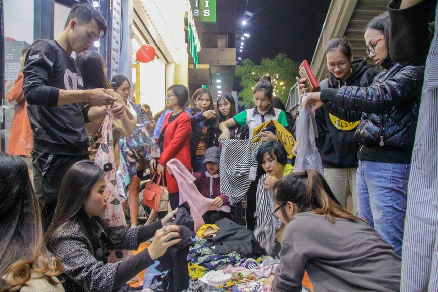 Chen chân mua sắm trên phố Hà Nội ngày Black Friday - ảnh 6
