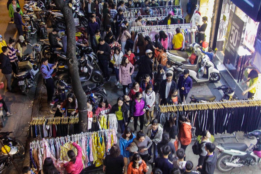 Chen chân mua sắm trên phố Hà Nội ngày Black Friday - ảnh 8