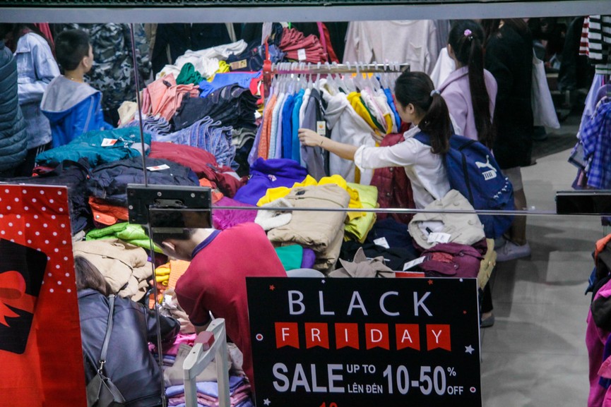 Chen chân mua sắm trên phố Hà Nội ngày Black Friday - ảnh 9